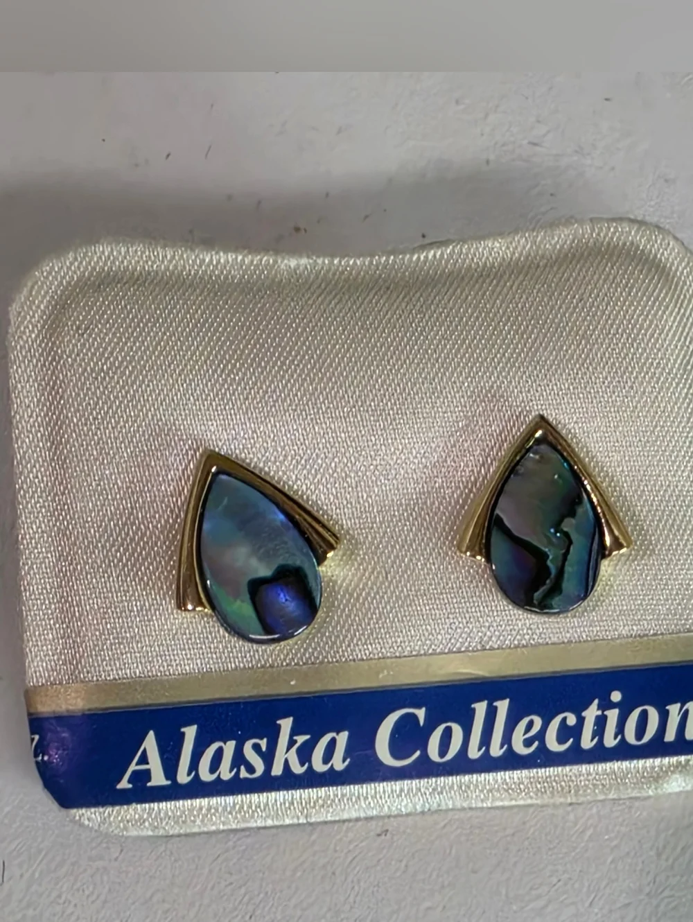 STUNNING VINTAGE NEW ZEALAND Paua Shell Gold Trim Stud Earrings. New. - Picture 2 of 6